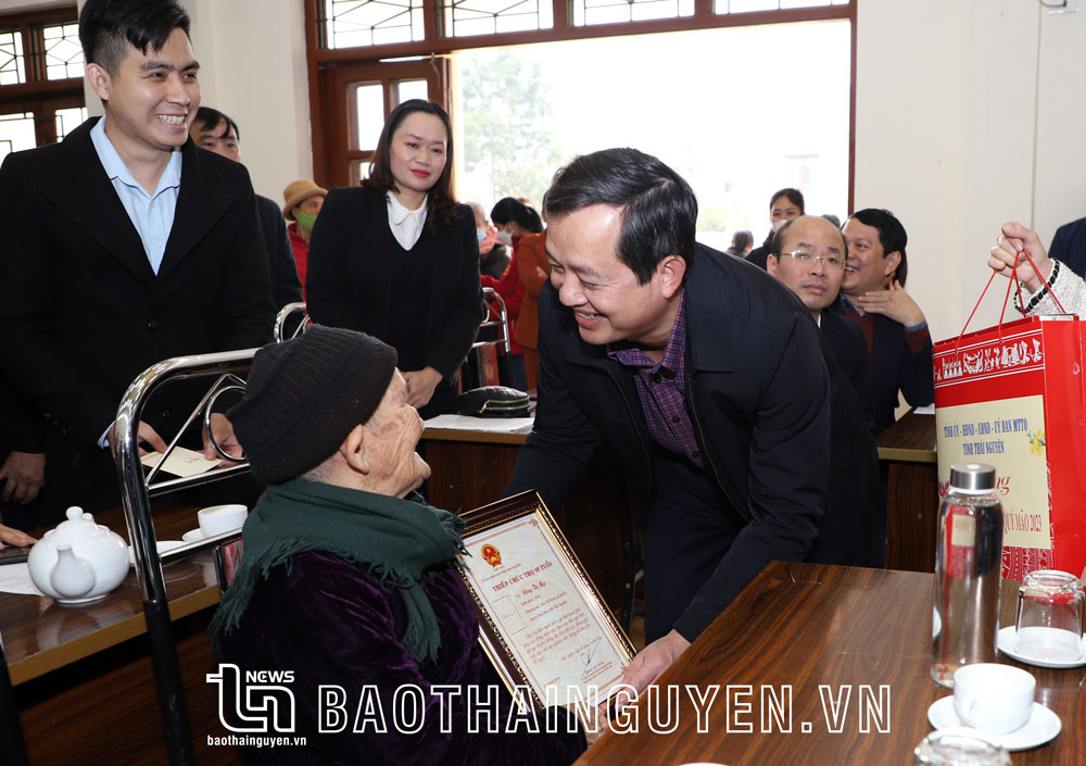 Đồng chí Phó Bí thư Thường trực Tỉnh uỷ tặng quà Tết tại Định Hóa